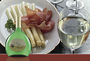 Silvaner vom Weingut Römmert: Der perfekte Wein zum Spargel (©Fotomotiv Shutterstock.com)